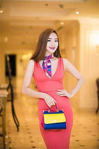 Bé Heo ngày càng trở nên xinh đẹp, lộng lẫy.