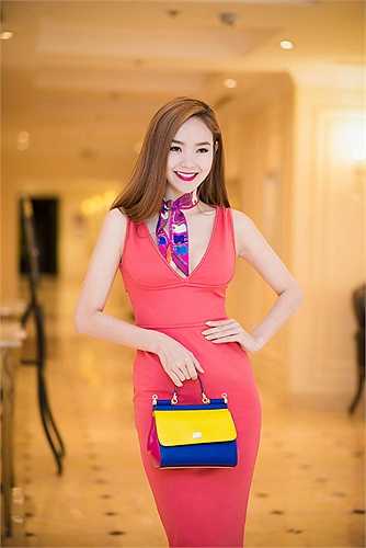 Diện một thiết kế màu đỏ, với phụ kiện bắt mắt, Minh Hằng nổi bật, lôi cuốn.
