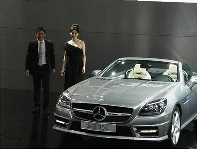 Cô cũng là chủ nhân của chiếc Mercedes-Benz S350L, dòng xe thế hệ thứ 9 của Mercedes-Benz S-class thế hệ W221, giá trị 2,7 triệu NDT. 