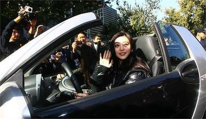 Nữ diễn viên rạng rỡ trên chiếc xế cáu cạnh tại LHP Cannes 2013. 