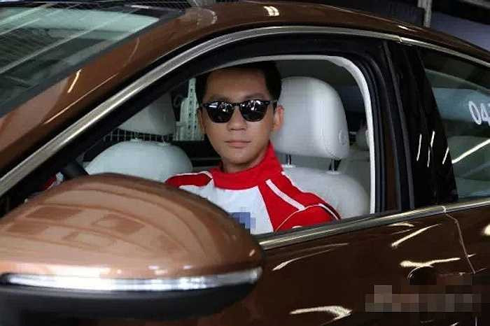 Lý Thần không kém cạnh so với vợ chưa cưới, nam tài tử từng lọt vào Danh sách người nổi tiếng của Forbes Trung Quốc với vị trí 35. Chiếc xe đầu tiên Lý Thần sử dụng là Mercedes-Benz ML320 trị giá 998.000 NDT (3,5 tỉ đồng). 