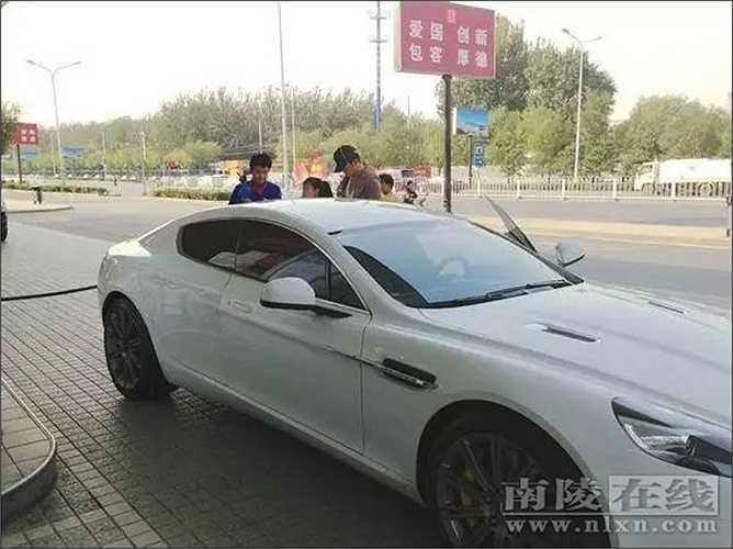 Năm 2011, Lý Thần khi tham gia vai phụ phim 'Thất tình 33 ngày' và bị phát hiện sử dụng 'con' Aston Martin Rapide S giá 3 triệu NDT (10,6 tỉ đồng) trong lúc đổ xăng bên đường. 