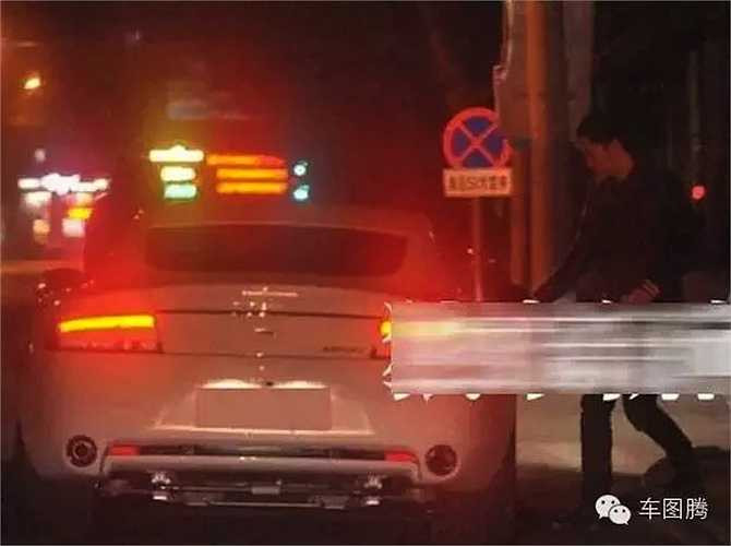 Lý Thần cũng là chủ nhân của chiếc Aston Martin Rapide S, 'chiếc xe bốn cửa đẹp nhất thế giới' 