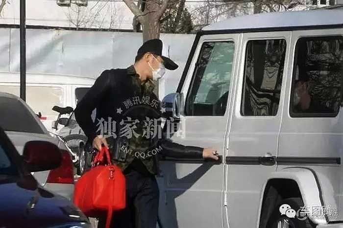 Tháng 2/2014, Lý Thần đưa bà nội đến viện khám bệnh bằng chiếc Mercedes-Benz G63 AMG. 