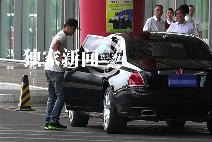 Mới đây nhất, người ta phát hiện Lý Thần sau khi trở về từ chuyến từ thiện cùng Phạm Băng Băng tại Tây Tạng, nam tài tử đã lái chiếc Rolls-Royce có giá từ 4 - 6 triệu NDT (14 - 21 tỉ đồng). (Nguồn: 24h)