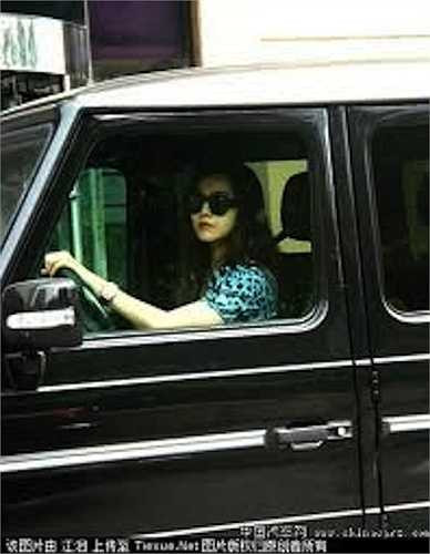 Mercedes G55 là một trong những tuyệt tác kinh điển của dòng xe dã ngoại và được nhiều phái mạnh tin dùng vì có đặc tính là dáng vẻ mạnh mẽ. 