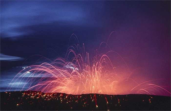 Dòng nham thạch sục sôi tung ra tứ phía từ núi lửa Kilauea