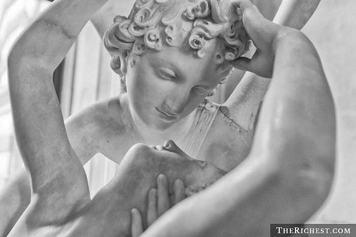 9. Nguồn gốc vẫn là một bí ẩn. Có rất nhiều giả thuyết về sự tích của nụ hôn. Trong đó có thể kể tới việc nụ hôn bắt nguồn từ thời xa xưa ở châu Âu và Alexander Đại đế khi xâm lược Ấn Độ đã mang thói quen sang phương Đông. Và đến nay, nụ hôn trở nên vô cùng phổ biến khắp năm châu. 