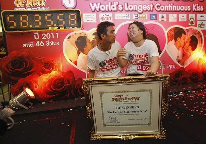 6. Nụ hôn dài nhất thế giới dài hơn 2 ngày. Chính xác là 58 giờ, 35 phút và 58 giây. Kỷ lục được xác lập vào năm 2013 bởi cặp đôi Ekkachai và Laksana Tiranarat đến từ Thái Lan. Điều kiện của việc lập kỷ lục là cả hai đều phải đứng, chạm môi liên tục và không được ngủ trong suốt thời gian thực hiện.