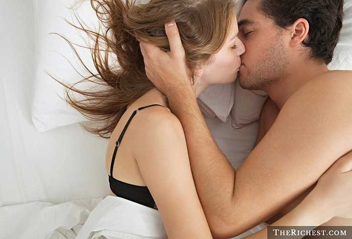 5. Nụ hôn mang lại tác dụng như cocaine. Khi hôn nhau, một loại hooc-môn được sản sinh ra, gọi là dopamine. Tác dụng của nó giống như cocaine vậy, làm tăng ham muốn và sức chịu đựng, đồng thời cũng thúc đẩy năng lượng trong người phát triển mạnh hơn. 