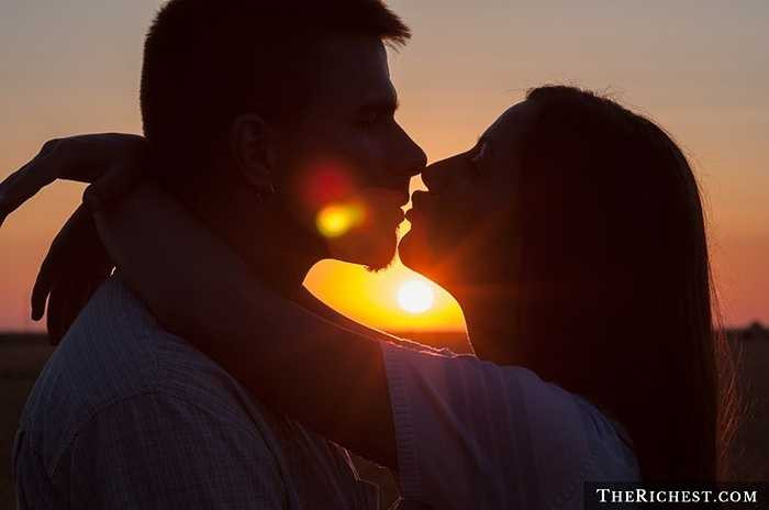 4. Hôn bị cấm ở một số quốc gia. Ví dụ như ở các quốc gia Ả-rập, việc hôn nhau trên đường phố bị cấm hoàn toàn và bạn thậm chí sẽ phải ngồi tù. Hoặc với một số bộ tộc Nam Mỹ, Xô-ma-li hay một số hòn đảo ở Nam Thái Bình Dương, người ta còn không hề biết về khái niệm hôn