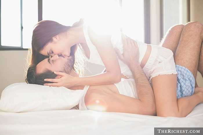 2. Nụ hôn làm tăng ham muốn một cách vô cùng mạnh mẽ. Đây chính là lý do người ta thường hôn ở ‘màn dạo đầu’ để có kết thúc vui vẻ. 