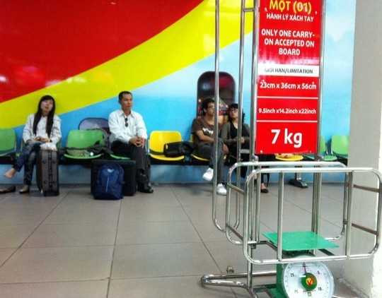 Nữ hành khách 'tung cước' đạp nam nhân viên hàng không