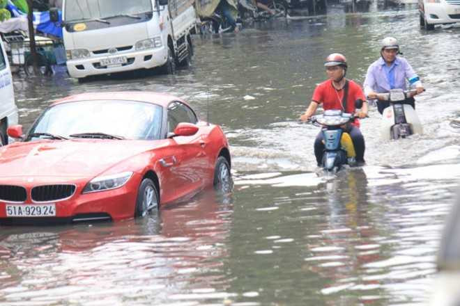Sau trận mưa lớn, người Sài Gòn lại bì bõm 'lội sông'
