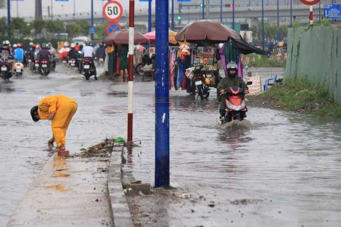 Sau trận mưa lớn, người Sài Gòn lại bì bõm 'lội sông'