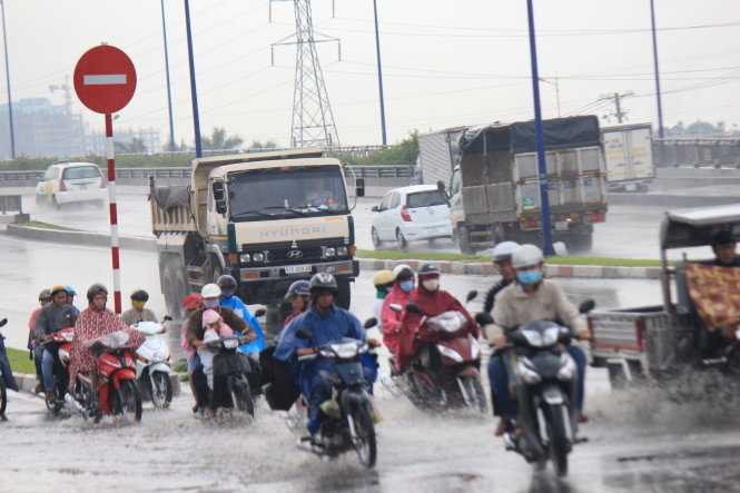Sau trận mưa lớn, người Sài Gòn lại bì bõm 'lội sông'