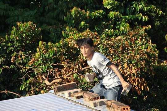 Thanh niên ngáo đá làm loạn cả khu phố