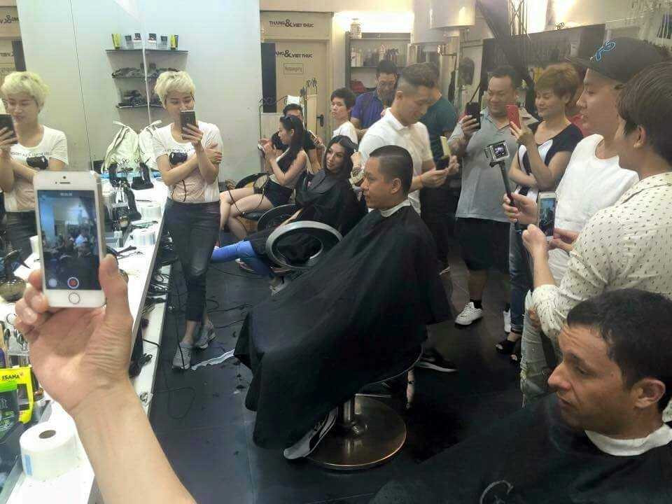 Tuấn Hưng cắt tóc bên Đức