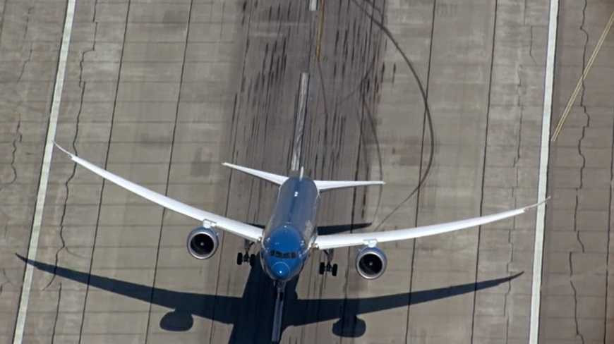 Boeing 787 cất cánh dựng đứng