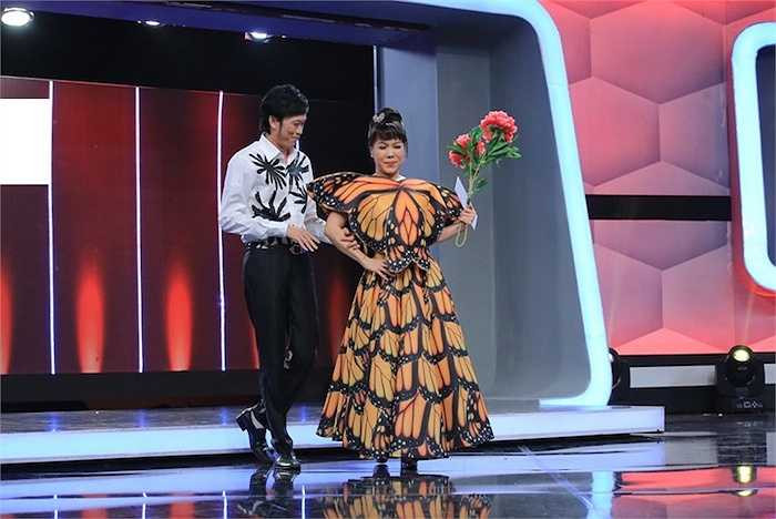 Ở tập phát sóng cuối cùng của Người bí ẩn, nghệ sỹ Việt Hương và Hoài Linh đã có màn chào đầu đầy vui nhộn để đón tiếp các vị khách mời. 