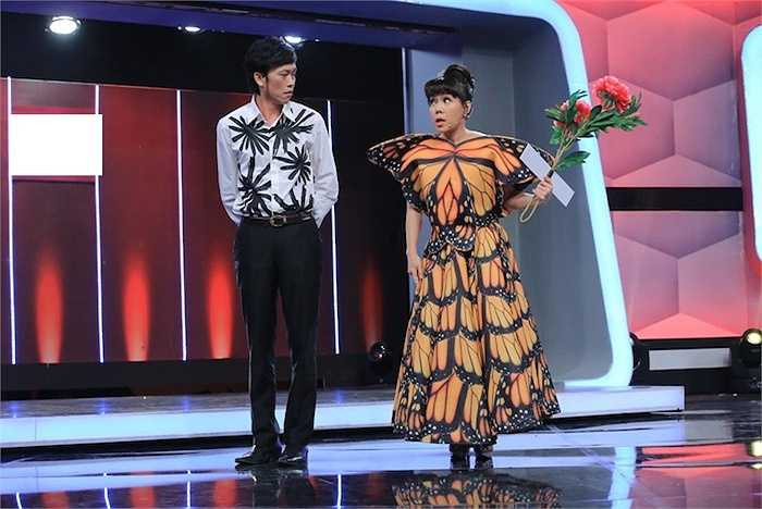 Ngoài trang phục khó hiểu, cô còn cầm thêm how và biển chữ 'hot girl 10 ít' để khẳng định sự trẻ trung của mình. 