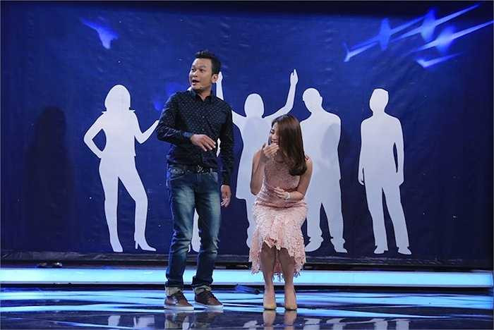 Màn chào đầu của vợ chồng Sáu Bảnh khiến cả hai không nhịn được cười. 