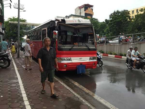 Xe khách 'hạ gục' cổng hạn chế chiều cao cầu vượt