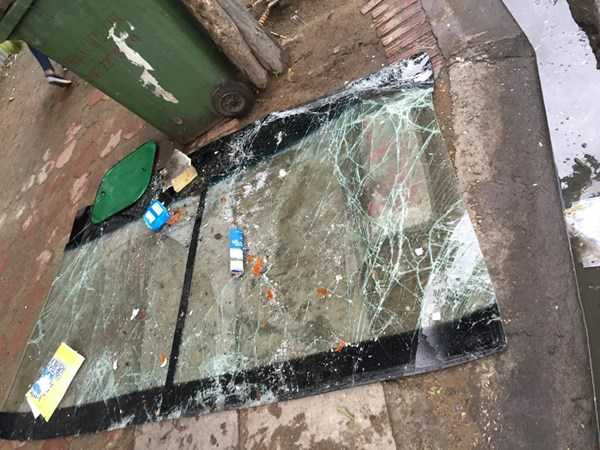 Xe khách 'hạ gục' cổng hạn chế chiều cao cầu vượt