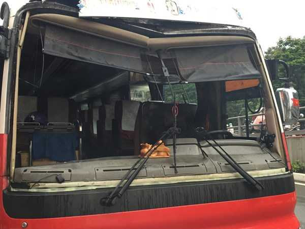 Xe khách 'hạ gục' cổng hạn chế chiều cao cầu vượt