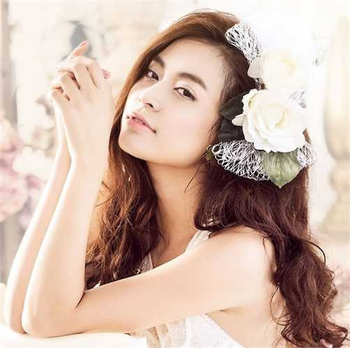 Nữ ca sỹ bốc lửa Hoàng Thùy Linh có lượng fan không kém các đồng nghiệp khác với 2,3 triệu người. 