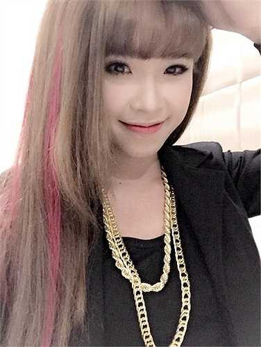 Với phong cách trình diễn dễ thương, ít scandal, Khởi My là ca sỹ trẻ được nhiều người yêu thích và quan tâm. 