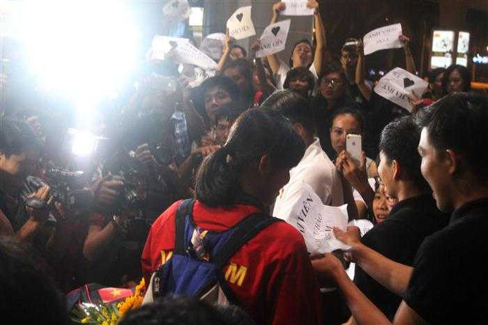 Ánh Viên trong vòng vây người hâm mộ