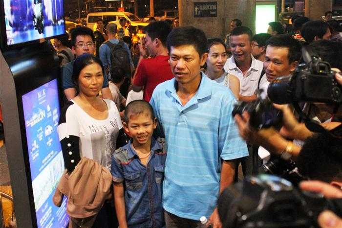 Cha mẹ và cậu em trai của Ánh Viên (ảnh: Hoàng Tùng)