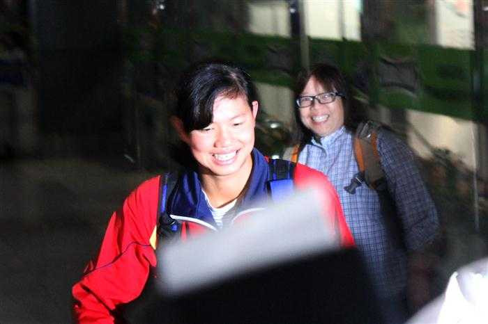 Ánh Viên ban đầu tỏ ra bỡ ngỡ trước sự đón tiếp nồng hậu của hàng trăm người hâm mộ