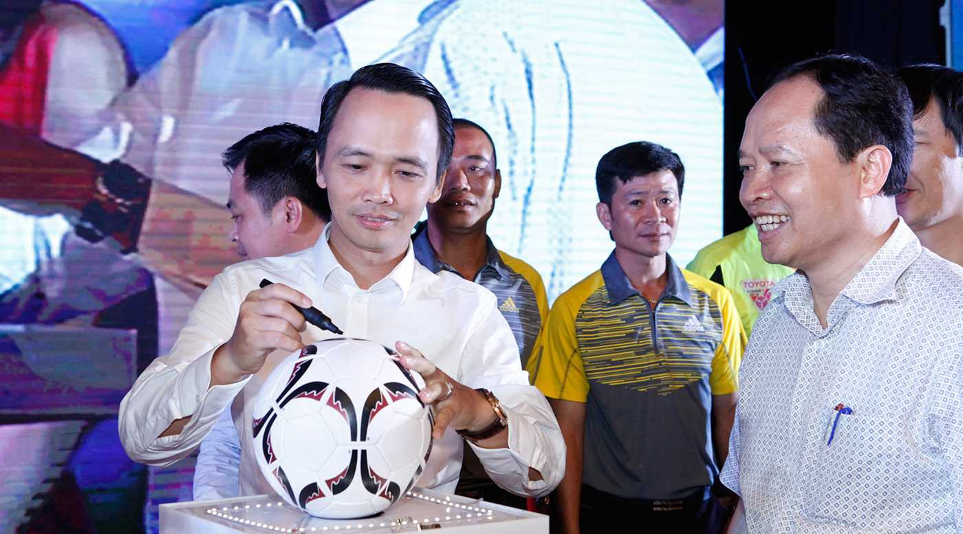 Ông Trịnh Văn Quyết, Chủ tịch HĐQT Tập đoàn FLC, ký lưu bút