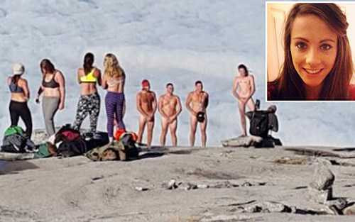 Du khách phương Tây chơi ngông bằng việc thi nhau chụp nude trên đỉnh núi lạnh giá của Malaysia