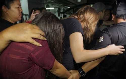 Hai du khách nữ được cảnh sát Malaysia đưa ra khỏi tòa