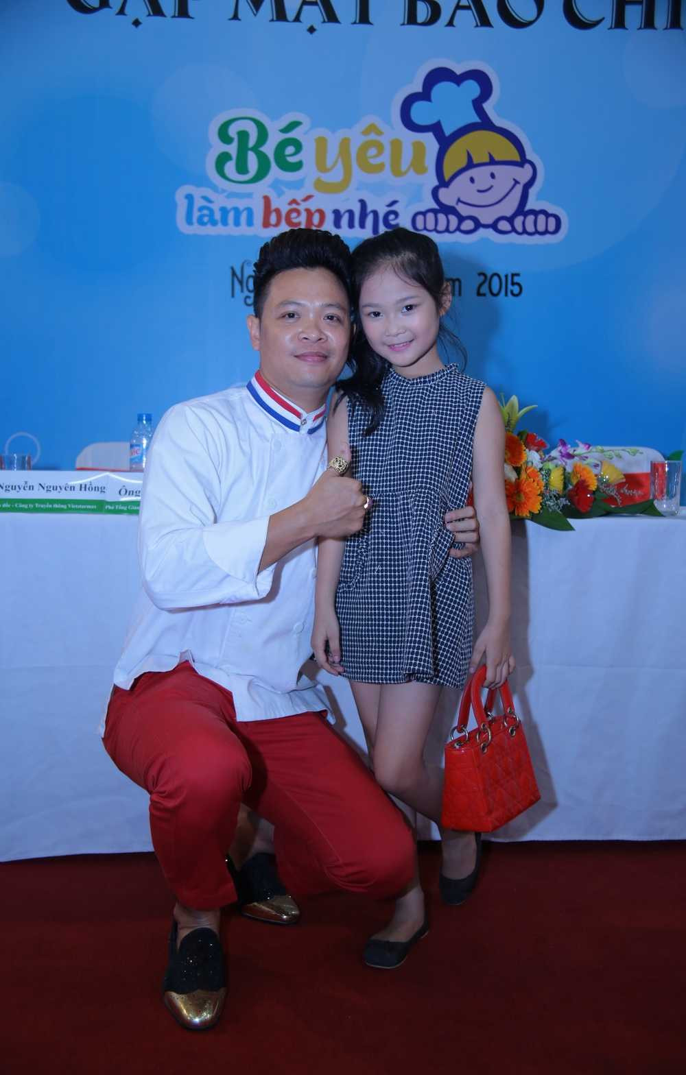 "Bé yêu làm bếp nhé" mùa đầu tiên có sự tham gia của rất nhiều cái tên nhí nổi tiếng, trong đó có Top 10 siêu mẫu nhí quốc tế Hà Thiên Trang. 