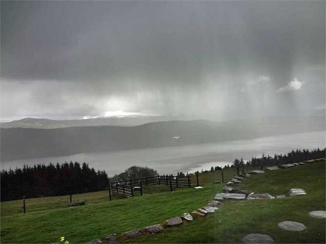 Theo tờ Huffington Post, hình ảnh về vật thể bay không xác định UFO được bà Tatiana, một du khách Mỹ, chụp lại khi đang đi nghỉ cùng gia đình tại vùng hồ Loch Ness nổi tiếng ở Scotland. 