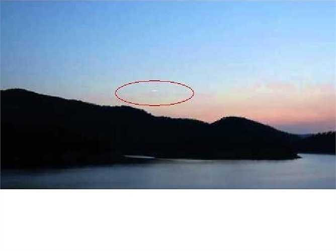 3 năm trước, vào 8/1, báo chí cũng đưa tin về hình ảnh một vật thể lạ bay trên khu vực hồ Loch Ness. Những người chứng kiến được hình ảnh này cho biết, họ từng nghe thấy những tiếng động lớn phía sau ngọn núi ven hồ.