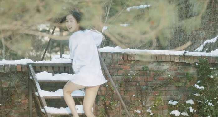 3. Kim Go Eun: Kim Go Eun tự tin vào vai nữ sinh có những xúc cảm mãnh liệt với một người đàn ông lão niên và là thầy giáo của mình trong phim A Muse. Dù vấp phải những tranh cãi về vấn đề đạo đức nhưng vai diễn này đã đưa đến cho Kim Go Eun giải thưởng Nữ diễn viên xuất sắc nhất tại lễ trao giải Rồng Xanh 2012. 