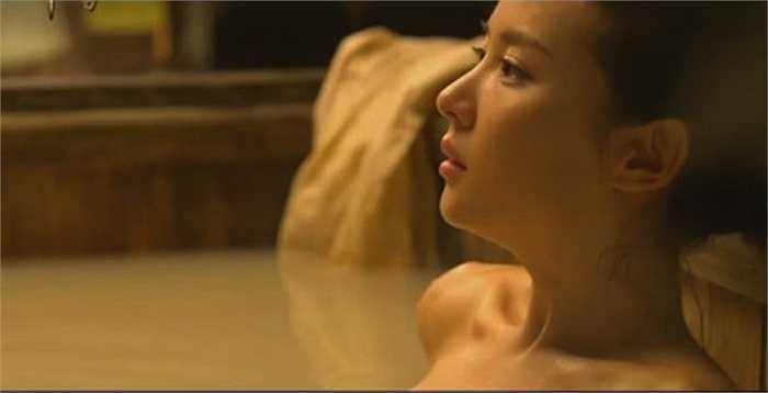 4. Jo Yeo Jung: Jo Yeo Jung đã tạo được dấu ấn trên màn ảnh rộng qua những vai diễn táo bạo. Mở đầu là vai kỹ nữ trong phim The Servant năm 2010 với nhiều cảnh nóng tay đôi. Tiếp nối thành công đó, Jo Yeo Jung được mời đóng vai chính trong phim cổ trang The Concubine năm 2012. 