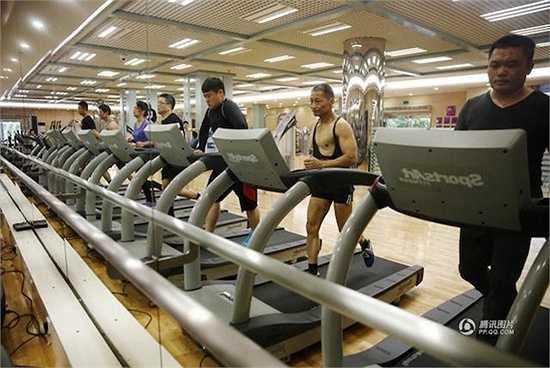 Từng tập luyện thời thanh niên rồi tạm nghỉ, ông quay lại phòng gym vào năm 67 tuổi