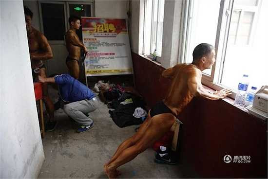 Hay đẩy tạ ở mức 100kg