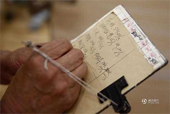 Sau mỗi buổi tập ông vẫn ghi chép đầy đủ các động tác, số cân nặng của tạ mà mình tập được