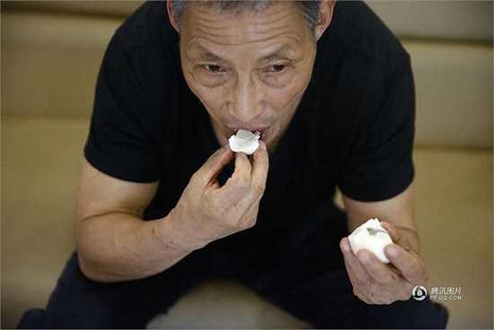 Ông Ying bổ sung năng lượng từ lòng trắng trứng