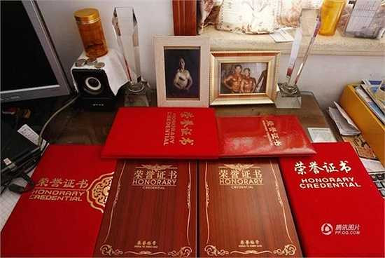 Những thành tích, ảnh lưu niệm của ông Ying