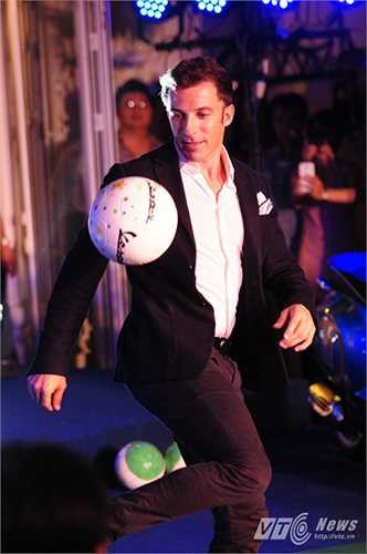 Trong sự kiện tối 13/6 có sự xuất hiện của nhiều người hâm mộ anh cũng như yêu thích xe Piaggio