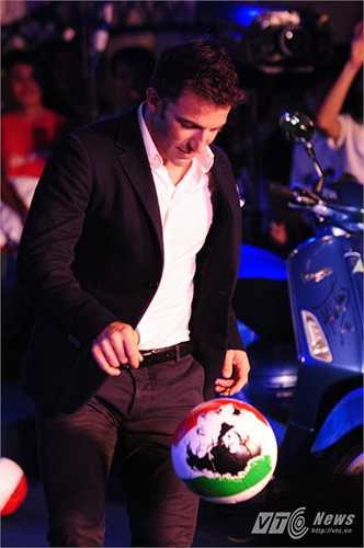 Mặc dù diện bộ trang phục khá điệu đà nhưng anh vẫn có khả năng tâng bóng chính xác