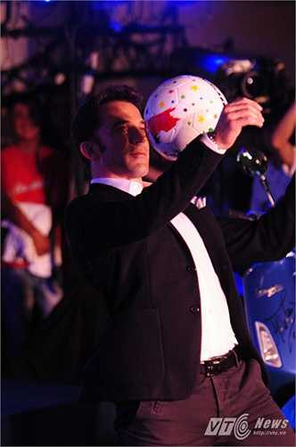 Đỡ ngực nhẹ nhàng như đang trên sân cỏ